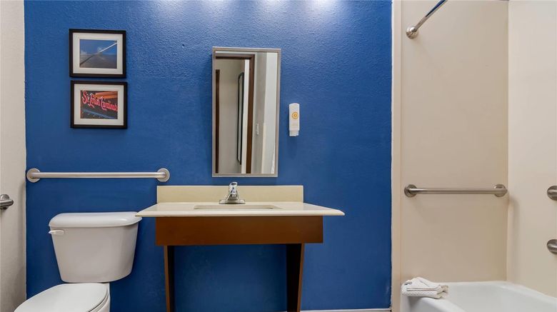 <b>Comfort Suites St Charles-St Louis Room</b>. Images powered by <a href="https://iceportal.shijigroup.com/" title="IcePortal" target="_blank">IcePortal</a>.