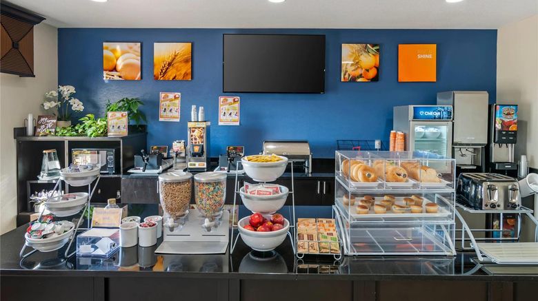 <b>Comfort Suites St Charles-St Louis Restaurant</b>. Images powered by <a href="https://iceportal.shijigroup.com/" title="IcePortal" target="_blank">IcePortal</a>.