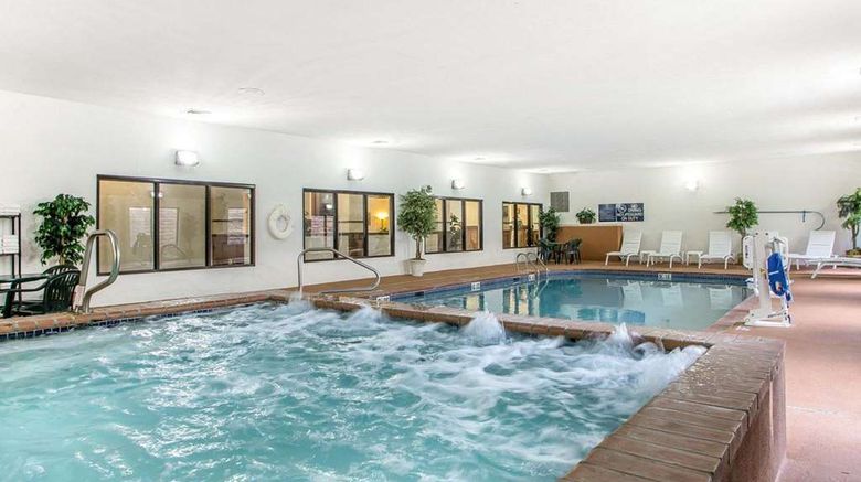 <b>Comfort Suites Pool</b>. Images powered by <a href="https://iceportal.shijigroup.com/" title="IcePortal" target="_blank">IcePortal</a>.