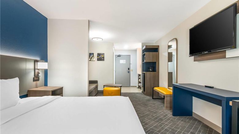 <b>Comfort Inn & Suites St. Louis - Chester Suite</b>. Images powered by <a href="https://iceportal.shijigroup.com/" title="IcePortal" target="_blank">IcePortal</a>.