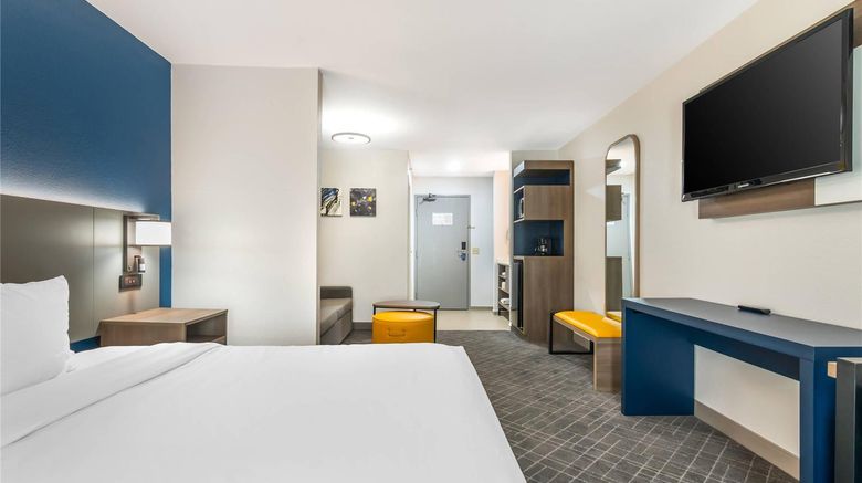 <b>Comfort Inn & Suites St. Louis - Chester Suite</b>. Images powered by <a href="https://iceportal.shijigroup.com/" title="IcePortal" target="_blank">IcePortal</a>.