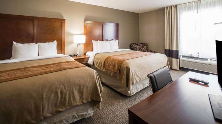 Comfort Inn & Suites Hazelwood-St. Louis Suite