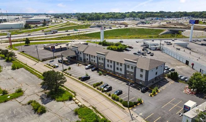 Comfort Inn & Suites Hazelwood-St. Louis Exterior