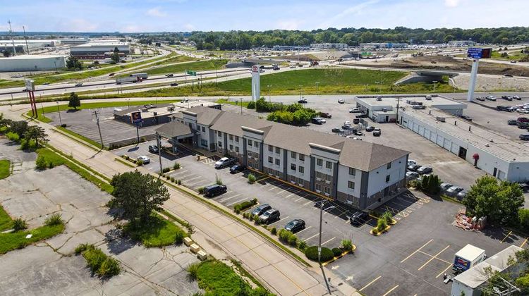 Comfort Inn & Suites Hazelwood-St. Louis Exterior