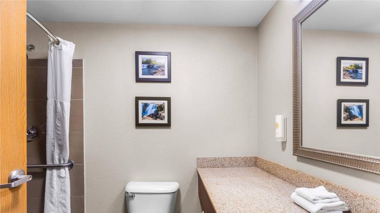 <b>Comfort Inn & Suites Room</b>. Images powered by <a href="https://iceportal.shijigroup.com/" title="IcePortal" target="_blank">IcePortal</a>.