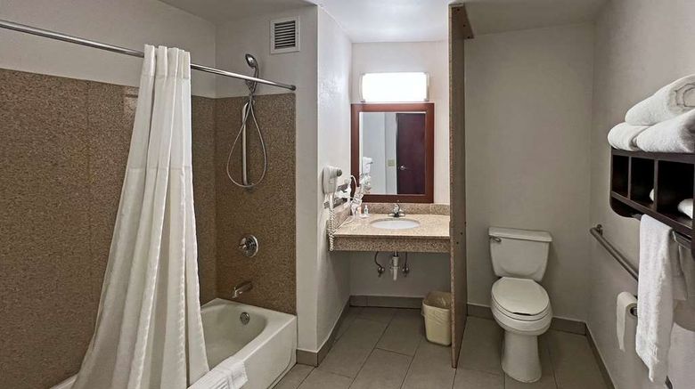 <b>Comfort Suites Suite</b>. Images powered by <a href="https://iceportal.shijigroup.com/" title="IcePortal" target="_blank">IcePortal</a>.