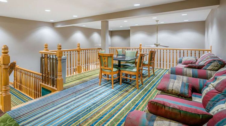 Quality Inn & Suites Jefferson City Lobby