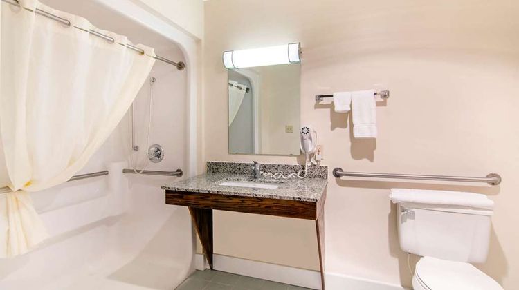 Quality Inn & Suites Carthage Room