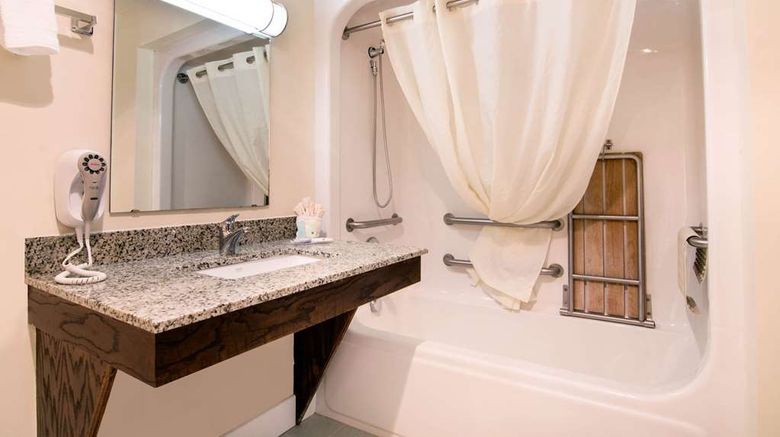 <b>Quality Inn & Suites Carthage Room</b>. Images powered by <a href="https://iceportal.shijigroup.com/" title="IcePortal" target="_blank">IcePortal</a>.