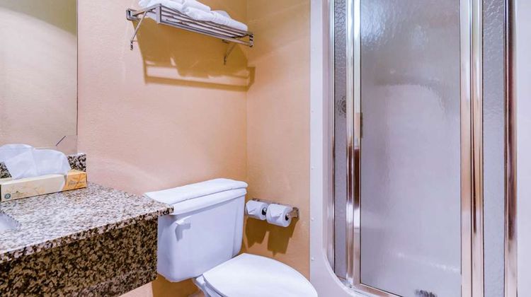 Quality Inn & Suites Carthage Room