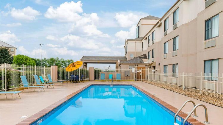 Quality Inn Kansas City Intl Airport Pool