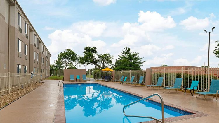 Quality Inn Kansas City Intl Airport Pool