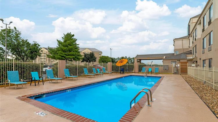 Quality Inn Kansas City Intl Airport Pool