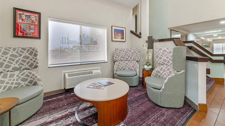 Quality Inn Kansas City Intl Airport Lobby