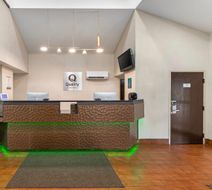 Quality Inn Kansas City Intl Airport Lobby