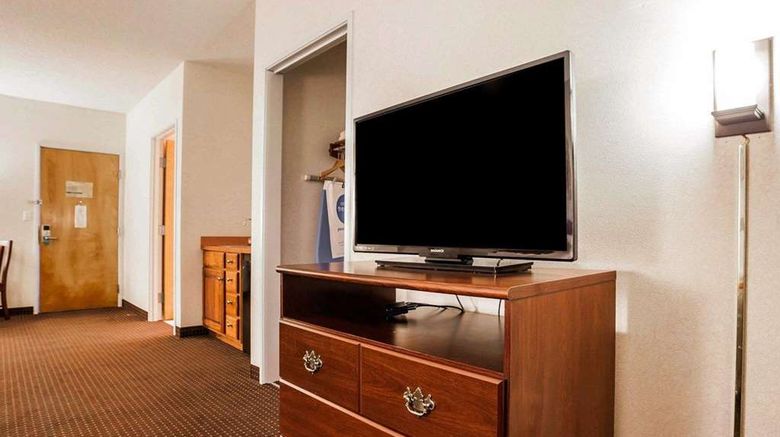 <b>Quality Inn Kingdom City Suite</b>. Images powered by <a href="https://iceportal.shijigroup.com/" title="IcePortal" target="_blank">IcePortal</a>.
