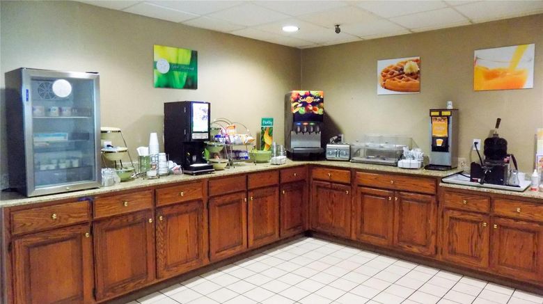 <b>Quality Inn Kingdom City Restaurant</b>. Images powered by <a href="https://iceportal.shijigroup.com/" title="IcePortal" target="_blank">IcePortal</a>.