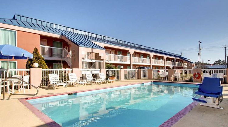 Quality Inn Brookhaven Pool