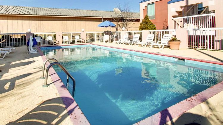 Quality Inn Brookhaven Pool