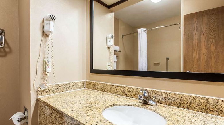 <b>Quality Inn Room</b>. Images powered by <a href="https://iceportal.shijigroup.com/" title="IcePortal" target="_blank">IcePortal</a>.