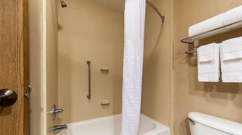 <b>Quality Inn Room</b>. Images powered by <a href="https://iceportal.shijigroup.com/" title="IcePortal" target="_blank">IcePortal</a>.
