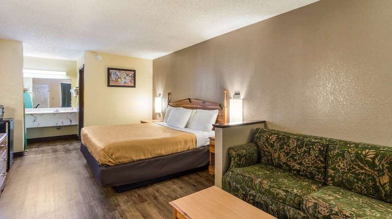 <b>Econo Lodge Clinton Jackson West Room</b>. Images powered by <a href="https://iceportal.shijigroup.com/" title="IcePortal" target="_blank">IcePortal</a>.