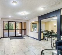 Econo Lodge Clinton Jackson West Lobby
