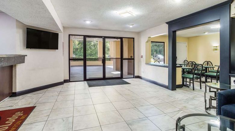 <b>Econo Lodge Clinton Jackson West Lobby</b>. Images powered by <a href="https://iceportal.shijigroup.com/" title="IcePortal" target="_blank">IcePortal</a>.