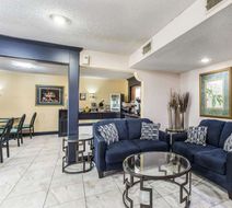 Econo Lodge Clinton Jackson West Lobby