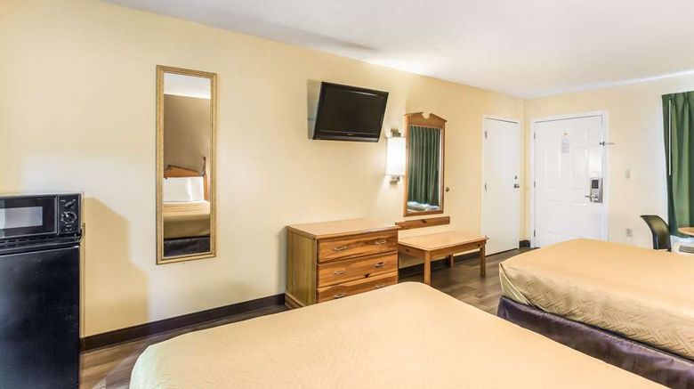 <b>Econo Lodge Clinton Jackson West Room</b>. Images powered by <a href="https://iceportal.shijigroup.com/" title="IcePortal" target="_blank">IcePortal</a>.