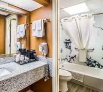 Quality Inn Corinth Room