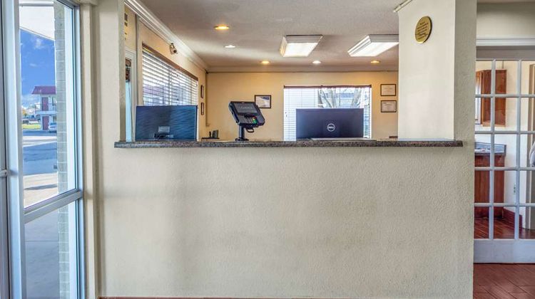 Econo Lodge Meridian South Lobby