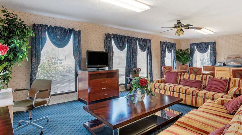 <b>Econo Lodge Lobby</b>. Images powered by <a href="https://iceportal.shijigroup.com/" title="IcePortal" target="_blank">IcePortal</a>.