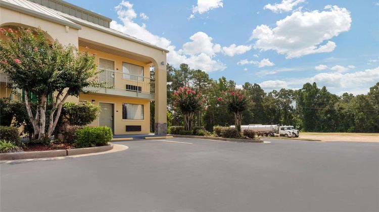 Quality Inn McComb Exterior