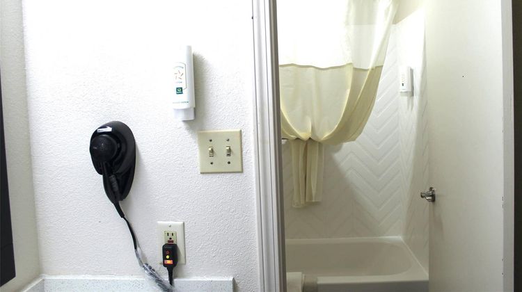 Quality Inn McComb Room