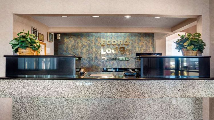 Econo Lodge Inn and Suites Forest Lobby