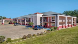 Econo Lodge Inn and Suites Forest