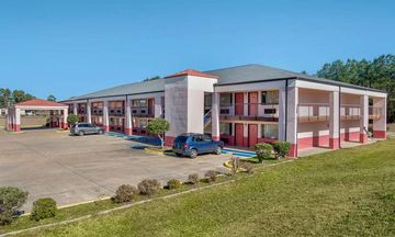 Econo Lodge Inn and Suites Forest