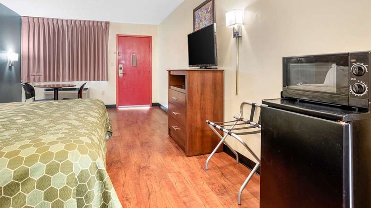Econo Lodge Inn and Suites Forest Room