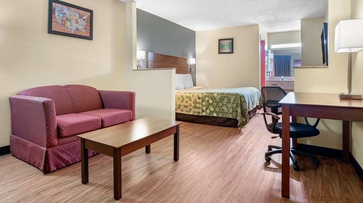 Econo Lodge Inn and Suites Forest Suite