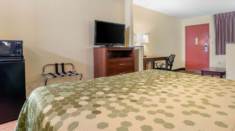 Econo Lodge Inn and Suites Forest Suite