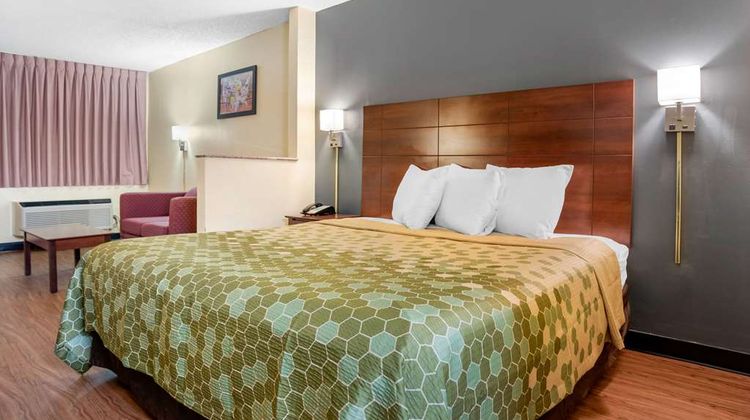 Econo Lodge Inn and Suites Forest Suite