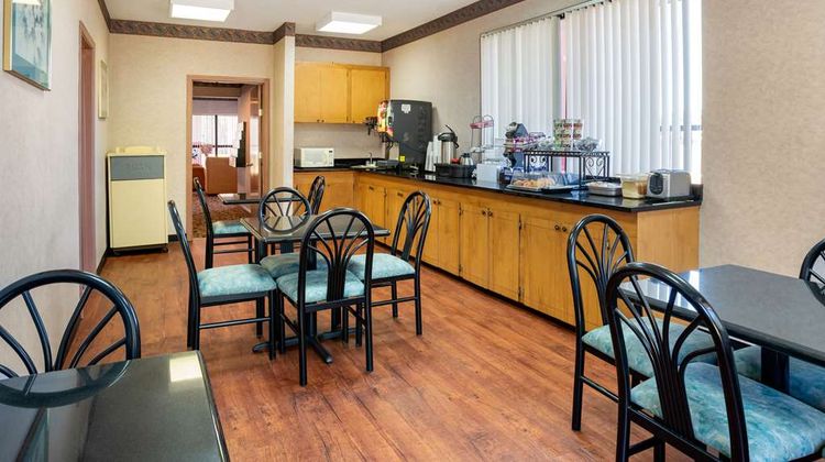 Econo Lodge Inn and Suites Forest Restaurant
