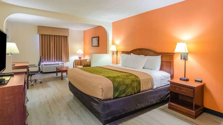 Econo Lodge Inn and Suites Gulfport Airport Suite