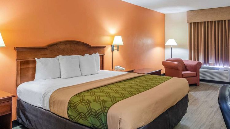 Econo Lodge Inn and Suites Gulfport Airport Room