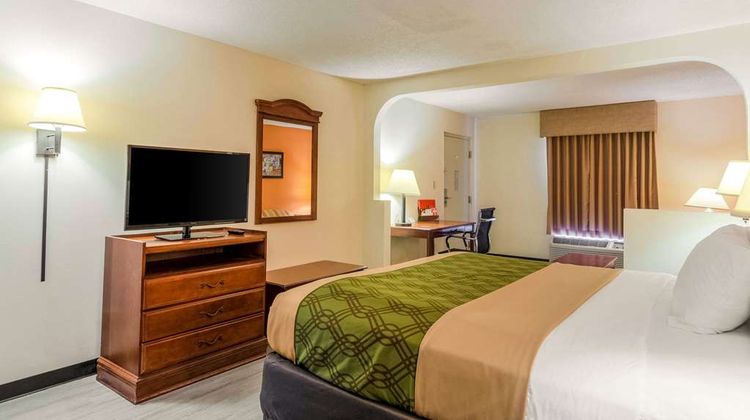 Econo Lodge Inn and Suites Gulfport Airport Suite