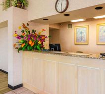 Econo Lodge Inn and Suites Gulfport Airport Lobby