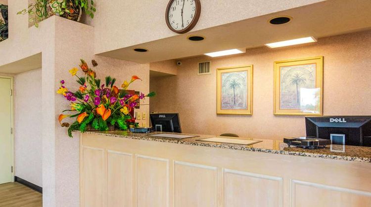 Econo Lodge Inn and Suites Gulfport Airport Lobby