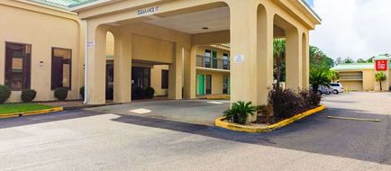 Econo Lodge Inn and Suites Gulfport Airport Exterior