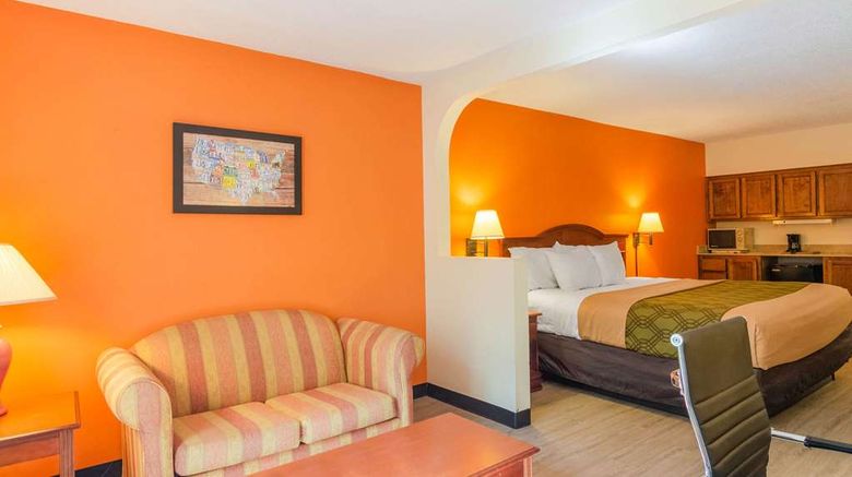<b>Econo Lodge Inn and Suites Gulfport Airport Suite</b>. Images powered by <a href="https://iceportal.shijigroup.com/" title="IcePortal" target="_blank">IcePortal</a>.